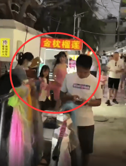 带着 李小璐带女儿逛夜市被拍，穿吊带裙身姿婀娜，脚踩拖鞋皮肤太白皙