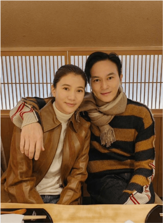 套装 张智霖变身霸气总裁！抱着娇妻比偶像剧甜，袁咏仪颜值不输巅峰期