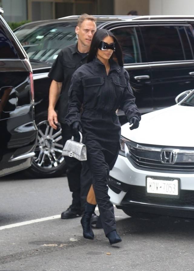 卡戴珊 金卡戴珊的身材缩水了？背心搭健美裤看不出曲线，肱二头肌好结实