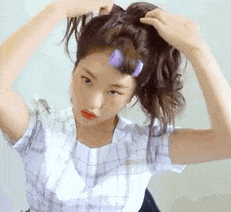 卷发高马尾太常见,女明星都爱上瀑布高马尾,唐嫣李沁扎上减龄又元气