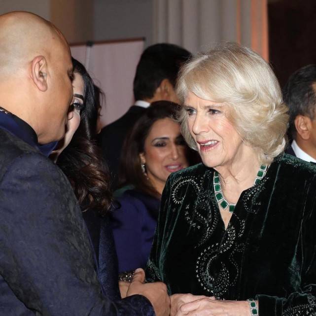 设计 英国的未来王后不好当！卡米拉连着三天亮相，穿天鹅绒长褂太霸气