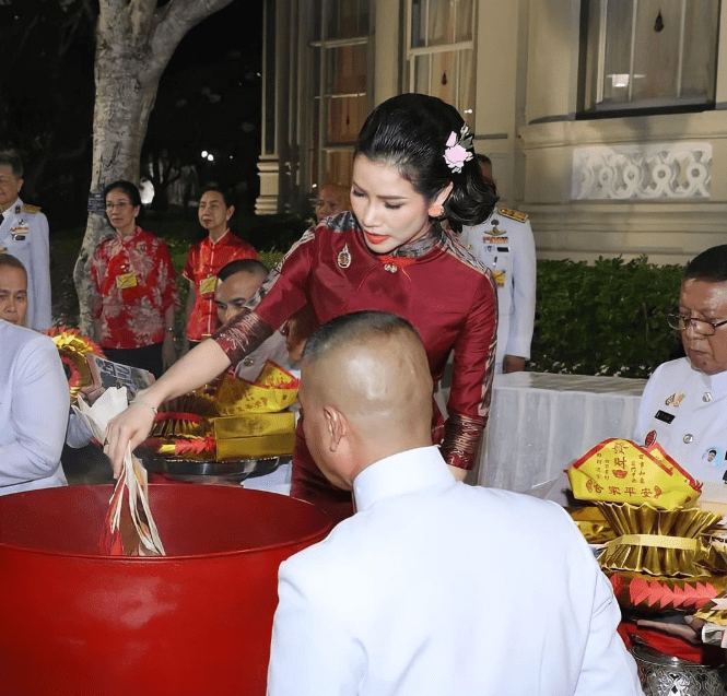 国王 泰王室女眷穿红色旗袍，苏提达端庄又贵气，西拉米美过85后诗妮娜