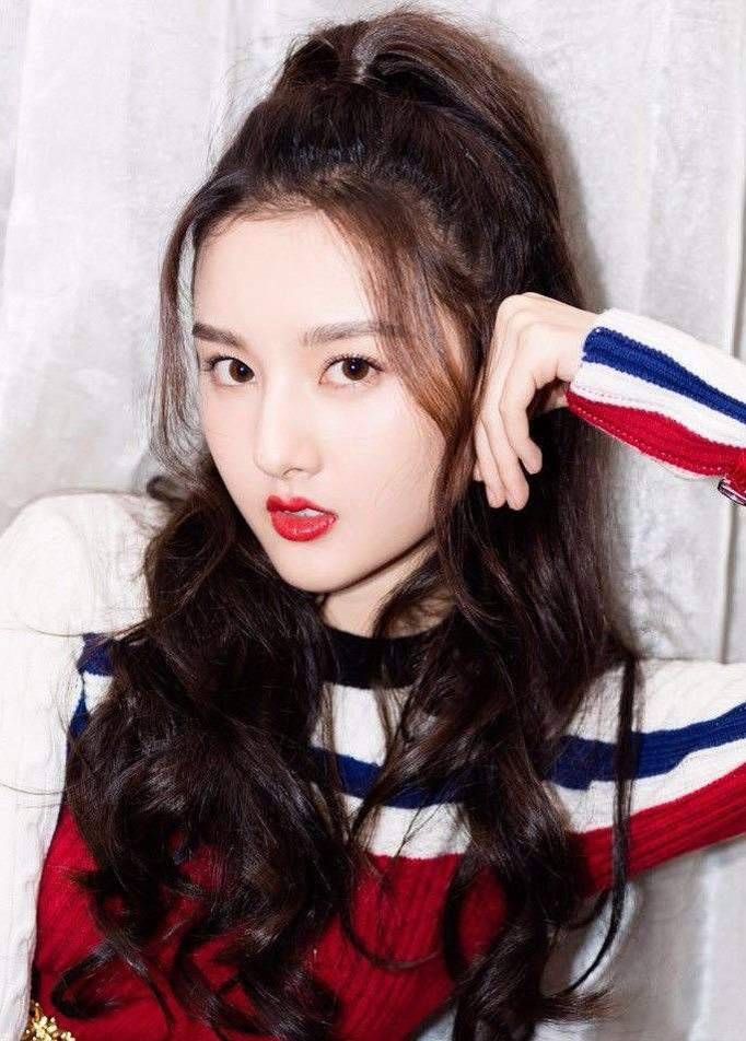 卷发高马尾太常见,女明星都爱上瀑布高马尾,唐嫣李沁扎上减龄又元气