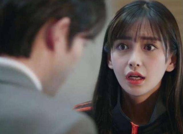 轮廓穿横条纹休闲造型,素颜状态好但无神,眼部妆容真的很重要