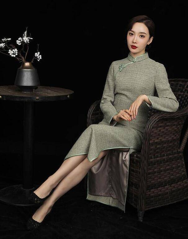 旗袍开叉风情万种,踩一双高跟鞋,举手投足知性盎然_女人_俏丽_线条