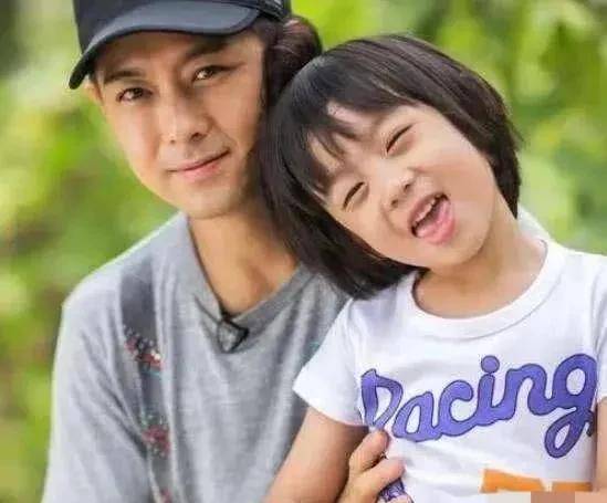 吴尊生活照“儿子不如爸爸帅”系列：吴尊爸72岁却像4