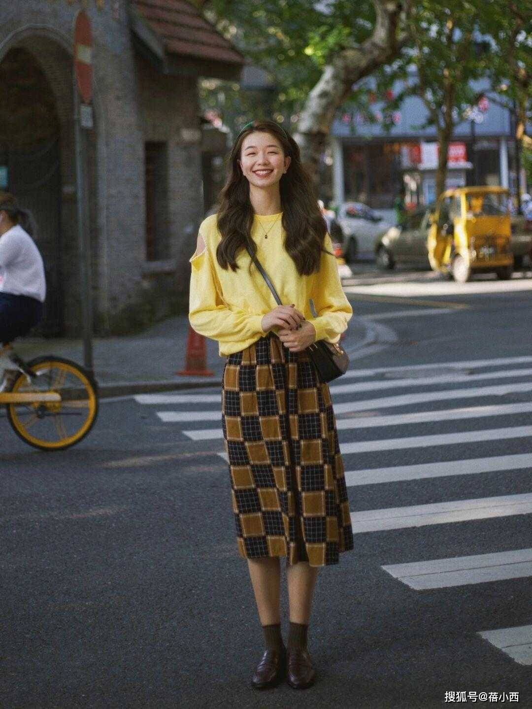 毛衣 今年春季火了这3条半身裙,配毛衣和西装都很合适,好看还实用