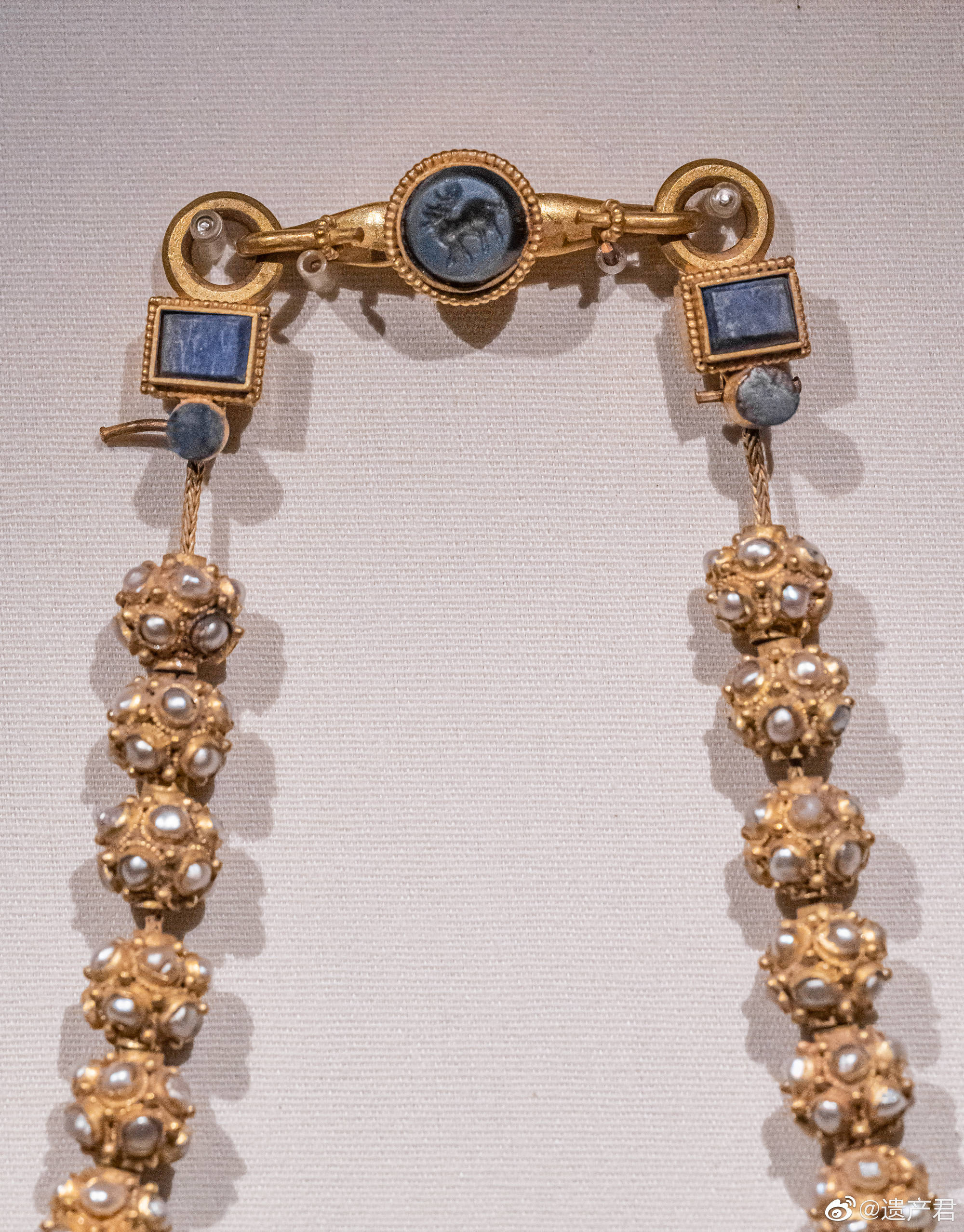 出土文物的是西安李静训墓,墓主人是隋朝乐平公主杨丽华的外孙女,可惜