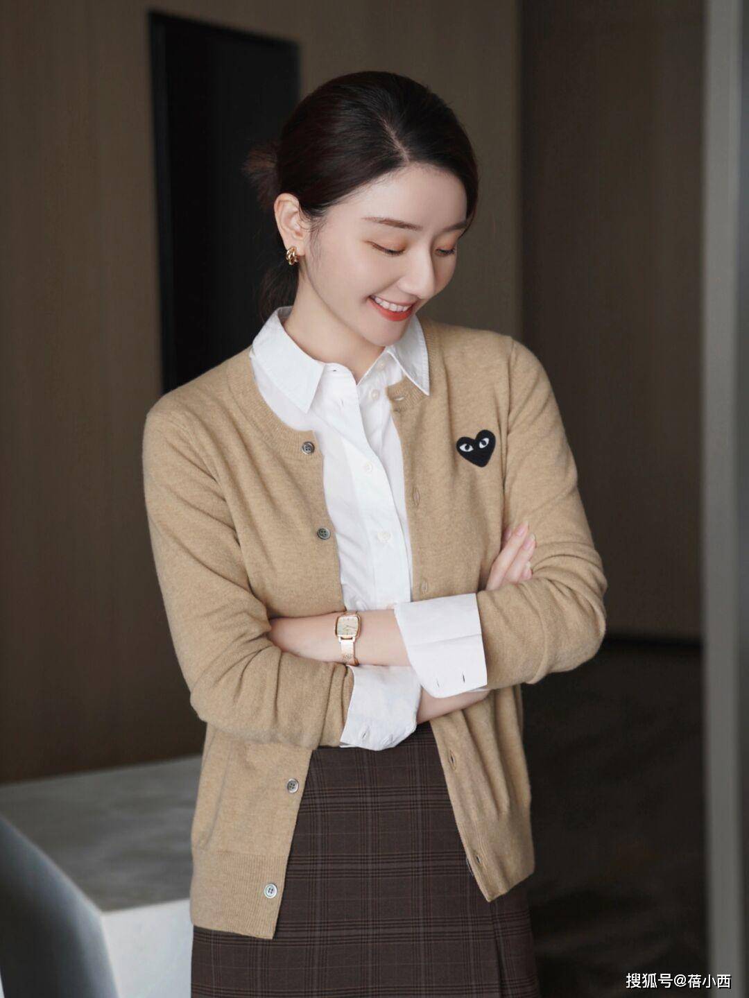 驼色 春季赶时髦就穿“针织开衫”，优雅又实用，配牛仔裤半身裙都好看