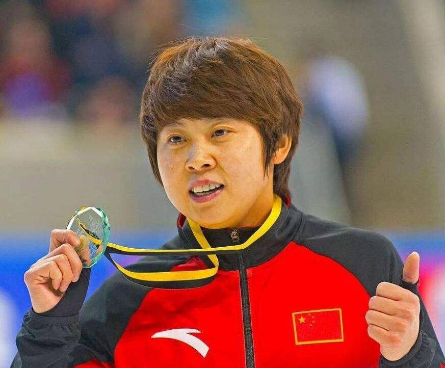 王濛：她不是段子手，她是在尽情地展示自己对速滑的热爱！_解说_短道_比赛