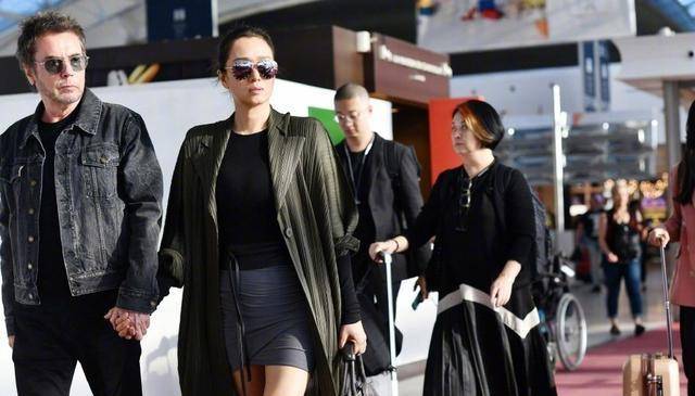 黑色 巩俐霸气回归!穿卫衣配紧身牛仔裤,54岁依旧筷子腿,黄渤似小弟