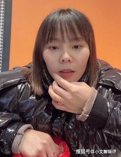 杜新枝住院,熊磊忙着开直播,内涵前婆婆不照顾楷楷,网友:可笑_许敏