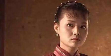 关咏荷女儿56岁关咏荷素颜逛街保养得宜女儿相伴长腿抢