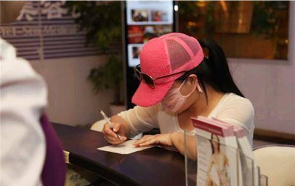 女孩子花费400多万,整容200多次,沦落到坐轮椅,乳房险被切除