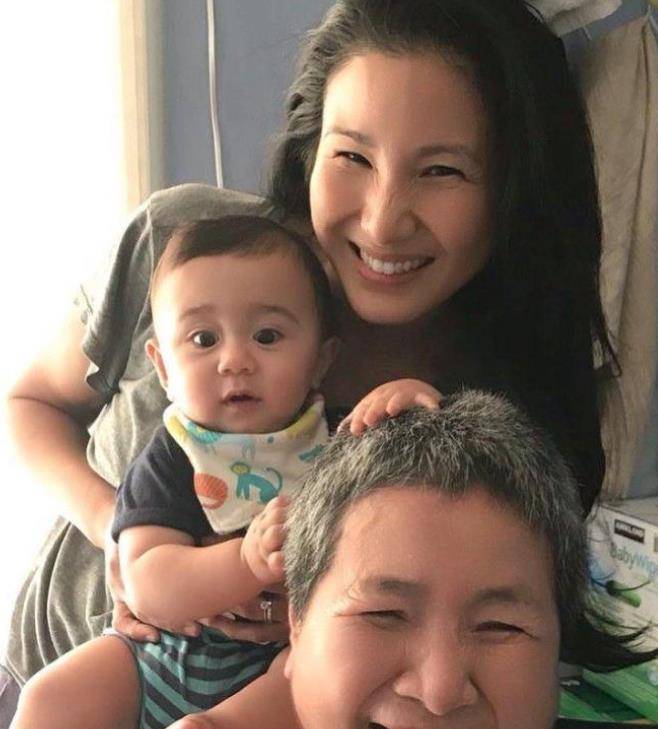 原子鏸老公英俊有型,一家人看起来十分温馨,昔日打星身体欠佳_郑佩佩