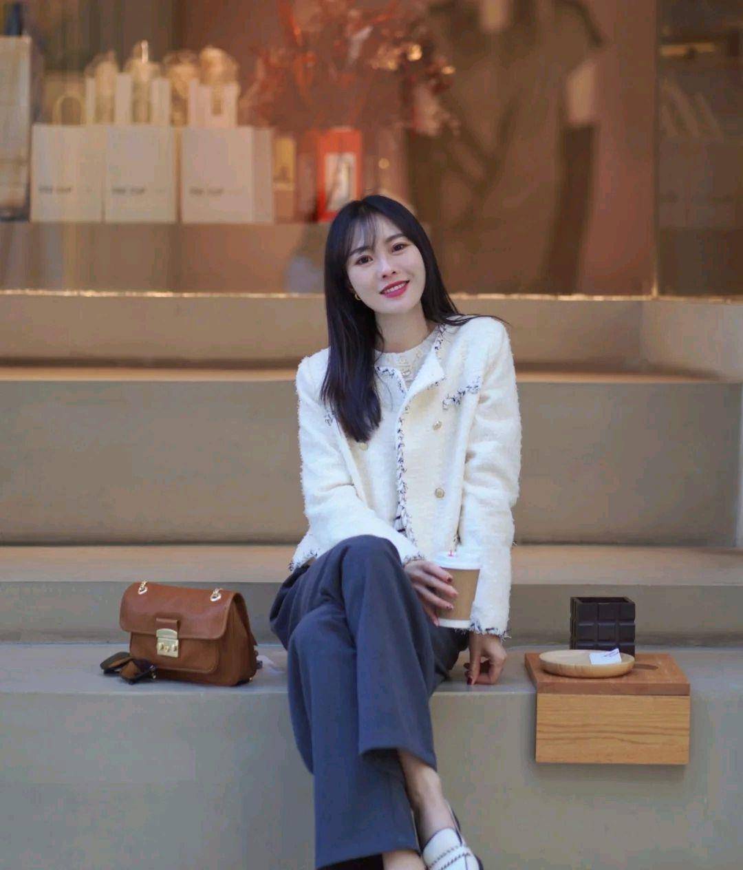 大气 小香风适合作为春装，简约大气的穿搭风格，轻松呈现优雅与温柔