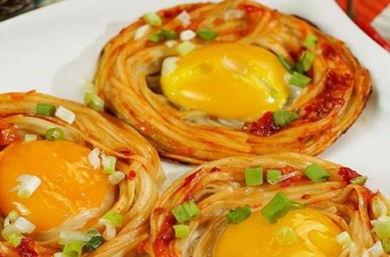 做法|面条别煮着吃了,教你一种新做法,5分钟搞定全家早餐,一看就会