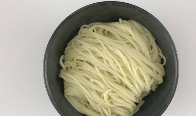 做法|面条别煮着吃了,教你一种新做法,5分钟搞定全家早餐,一看就会