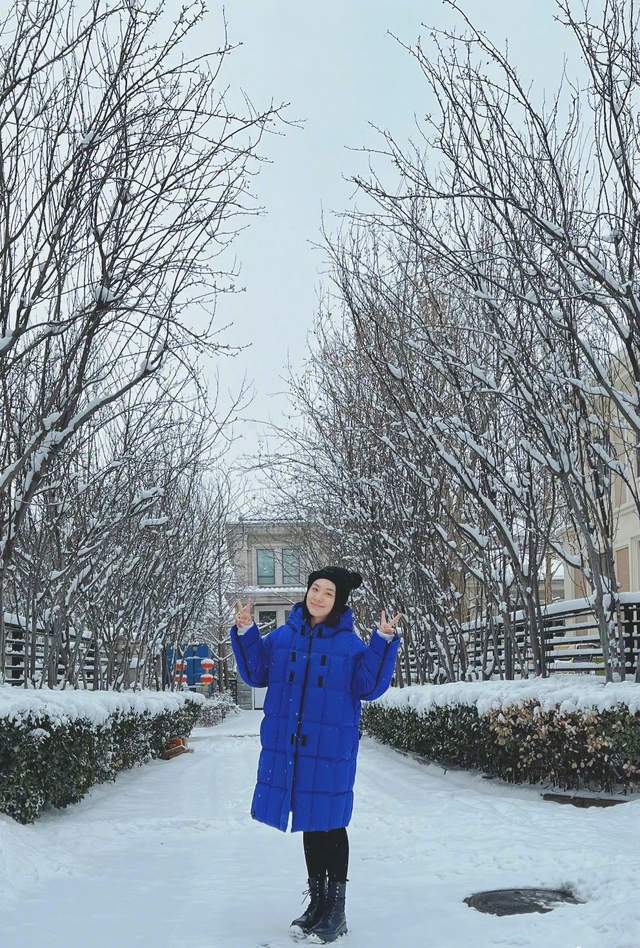 设计 刘璇娘仨雪地撒欢，罕晒女儿太像爸，一对儿女穿百元国货超节俭