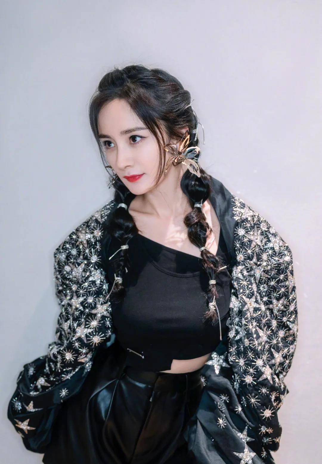 发型好少女！杨幂的新发型也太适合春日踏青了吧