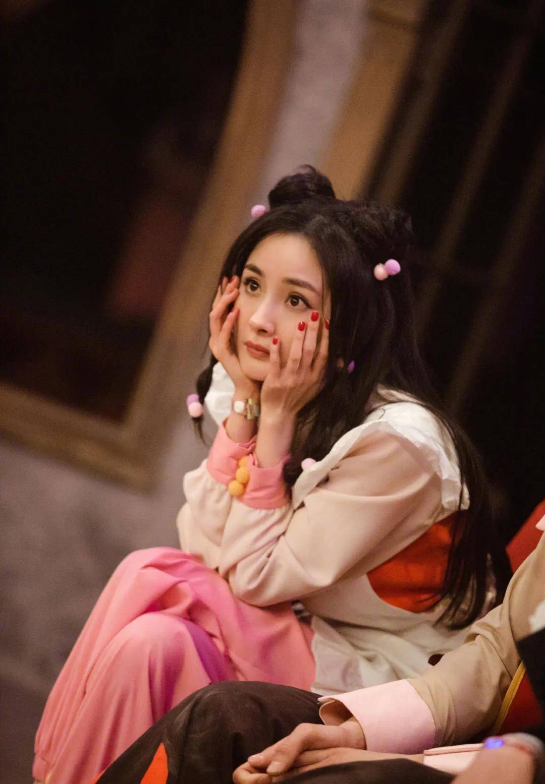 发型好少女！杨幂的新发型也太适合春日踏青了吧