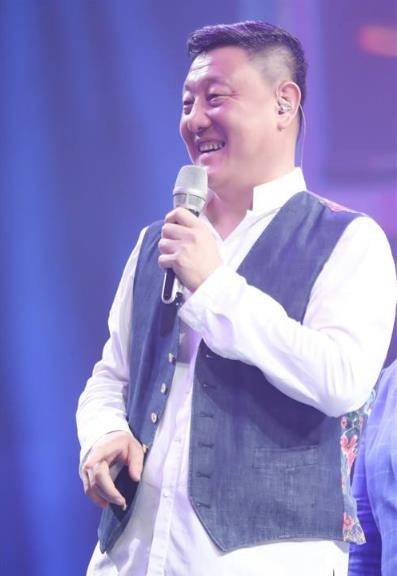 原创韩磊12次上春晚700部影视金曲今51岁与小16岁娇妻当众热吻