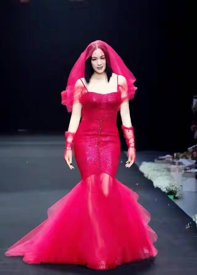 鱼尾 钟丽缇时隔28年再演美人鱼,穿吊带泳池里游泳美成童话世界,重拾往日精彩