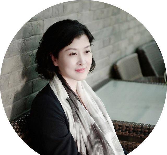 她的名字叫顾春芳,她本来是一位模特,曾有常熟第一美女之称,却因为