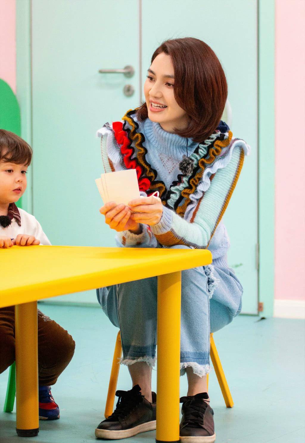 洪欣亮相综艺节目,衣品和气质一流,张丹峰是瞎了吧?_网友_女神_色彩