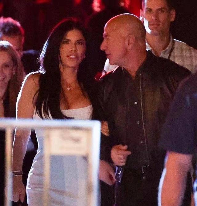 女友 世界首富带女友追星，52岁女友穿白裙秀身材，少女腰太纤细