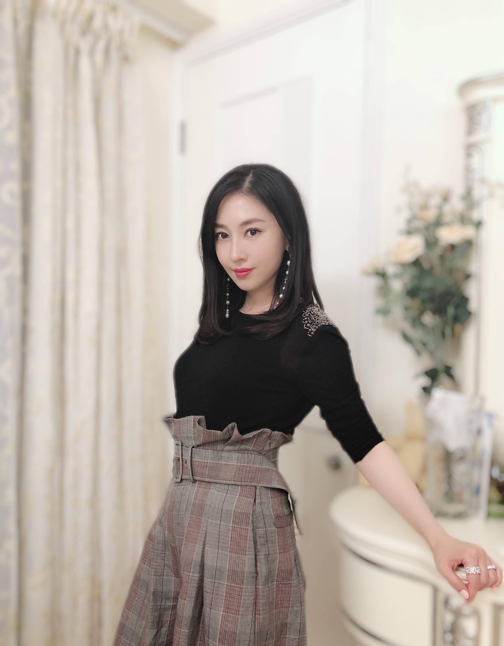 设计 樊少皇老婆过年晒女儿，穿衣品位像妈，2岁涂口红一年四季穿裙子