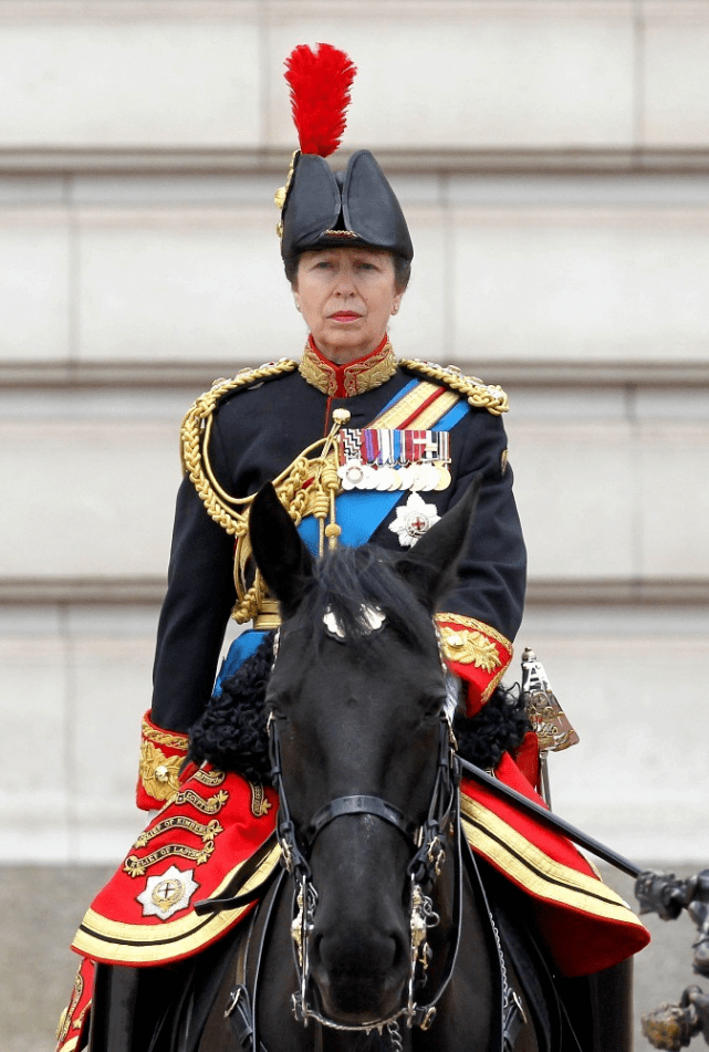 黑色 英国71岁安妮长公主好真实!穿蓝色西装裤气场全开,无惧满脸皱纹