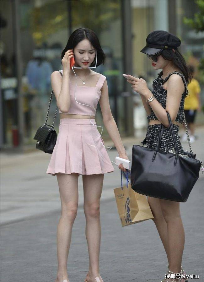 高跟鞋 小姐姐的整体搭配显露少女气息,衬托出清纯甜美气质