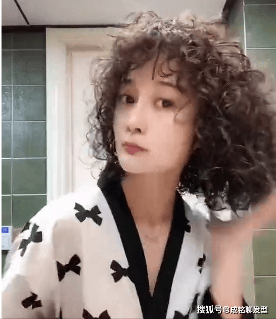 卷发想打理湿漉漉的发型，弹力素、啫喱膏和泡沫发蜡，哪种效果最好？