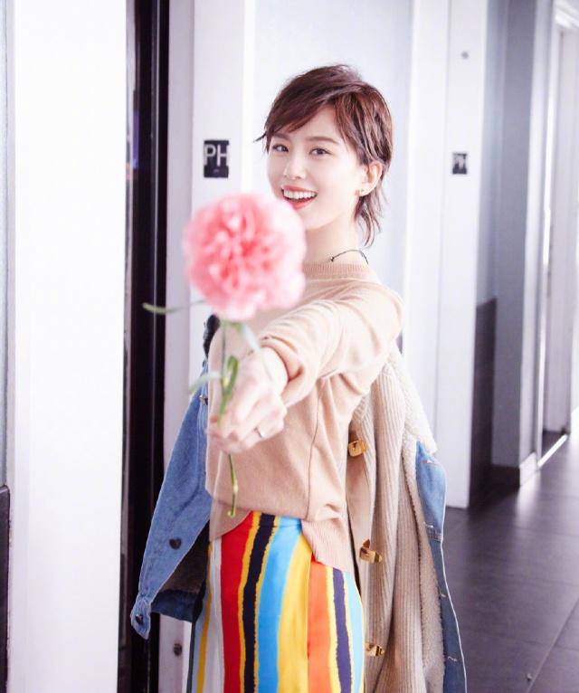 发型刘诗诗为什么又“火”了，只因怀孕后剪掉十年长发，瞬间年轻10岁