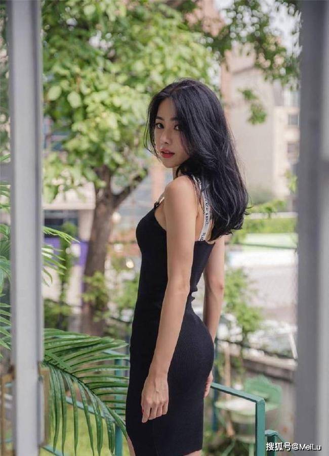 毛衣 紧身连衣裙时尚动人，各种款式演绎轻松，比例好