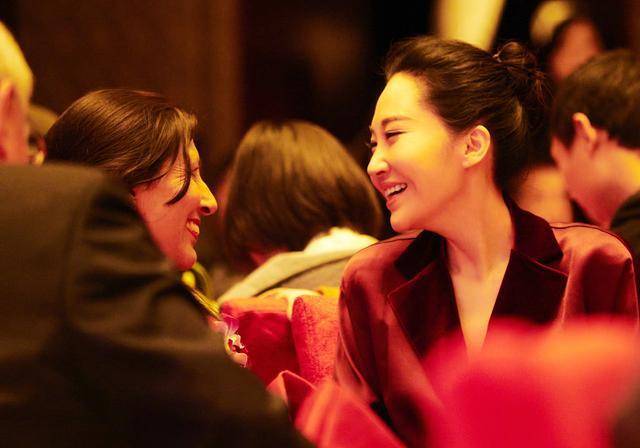 西装 许晴不扮嫩时太迷人，穿丝绒红装秀细腰长腿，50岁的脸嫩而不僵