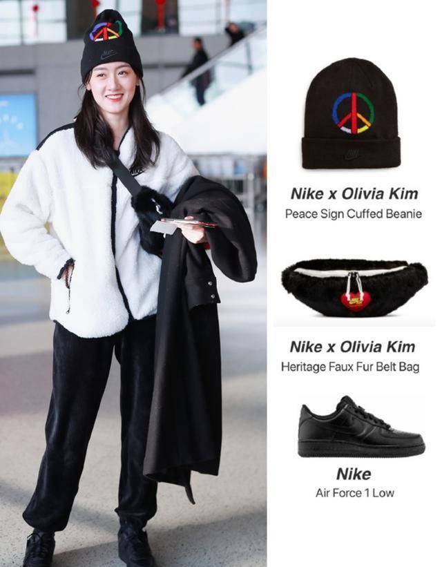 一身 袁冰妍和赵露思相差6岁，同穿白色毛绒夹克，一个酷帅一个甜美！