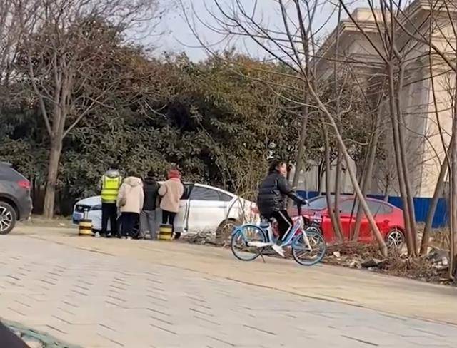 教练车|河南一男子陪女友练科三，结果现场做起生意，网友：赚个来回油钱