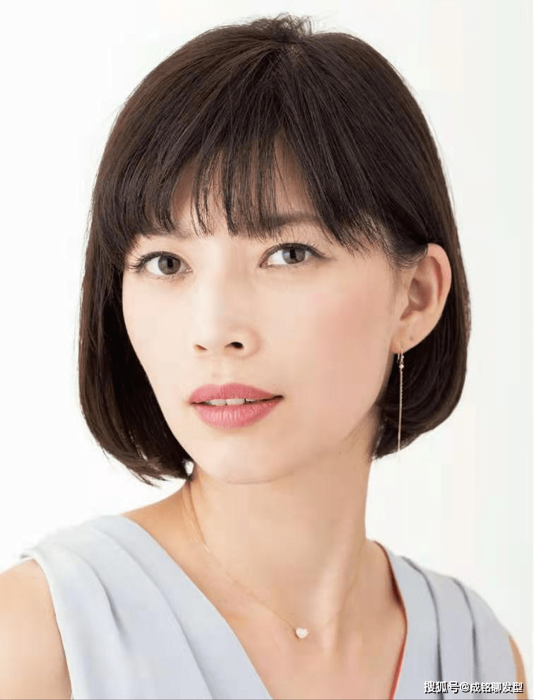 发型45岁女人剪什么短发显年轻？这三种短发时尚又干练，每一款都减龄