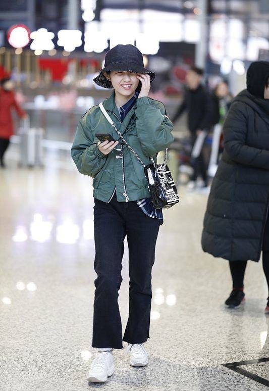 样式 张子枫有“老戏骨”的稳重，穿棉服微喇裤素气低调，其实比同龄人时尚太多