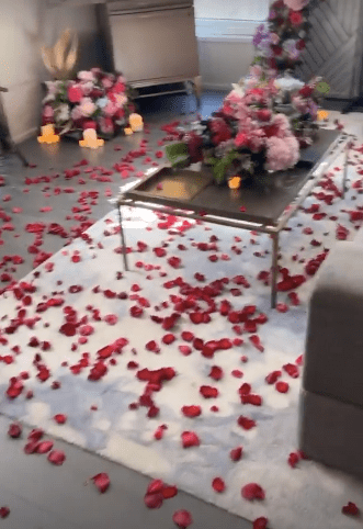 女友|浪漫！西蒙斯跟女友共度情人节：玫瑰花瓣铺满房间，送定制金项链
