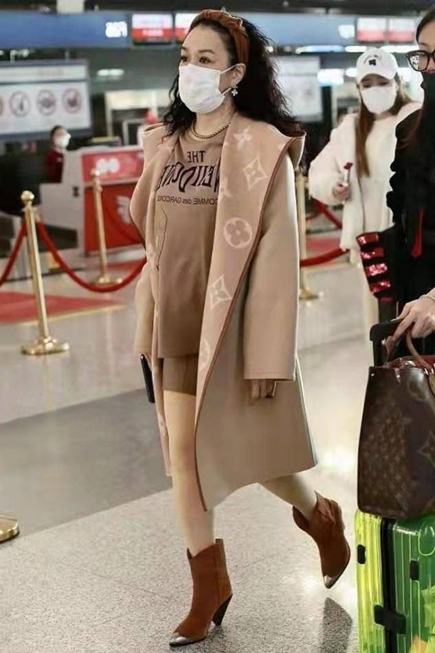 名牌 钟丽缇神色淡定走机场，全身名牌很有气势，两手插兜气质超拽