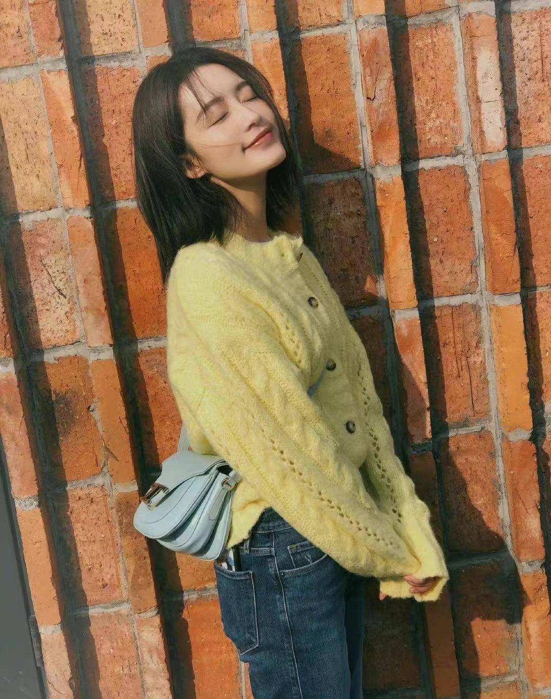 身材 彩色毛衣堪称减龄神器！随便穿也甜美纯情，轻松拿捏油画女孩氛围