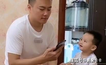 心思|奶爸“偷吃”零食却被娃发现，萌娃一脸鄙视：你个糟老头坏得很