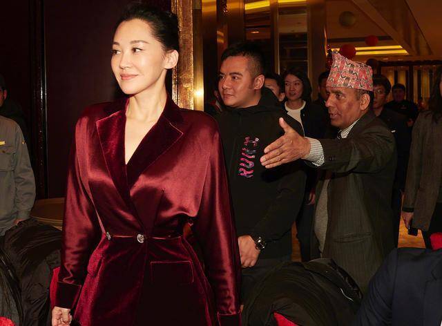 西装 许晴不扮嫩时太迷人，穿丝绒红装秀细腰长腿，50岁的脸嫩而不僵