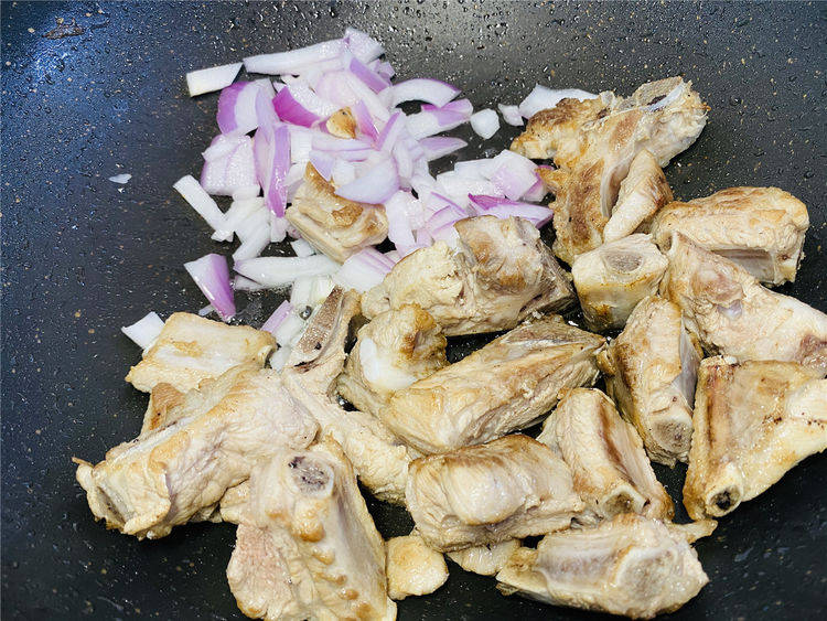 电饭煲|有肉有菜烹饪简单，超好吃的排骨腊肠焖饭，厨房小白也能轻松驾驭