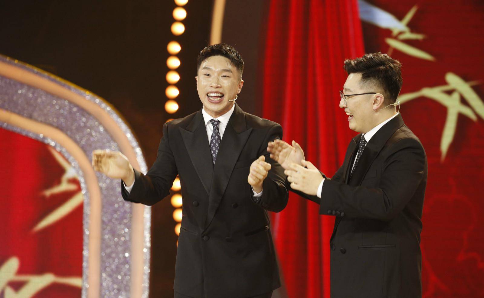 烧饼再上《笑傲江湖》,扔掉大褂穿西装,直接讽刺娱乐圈同行_相声_作品