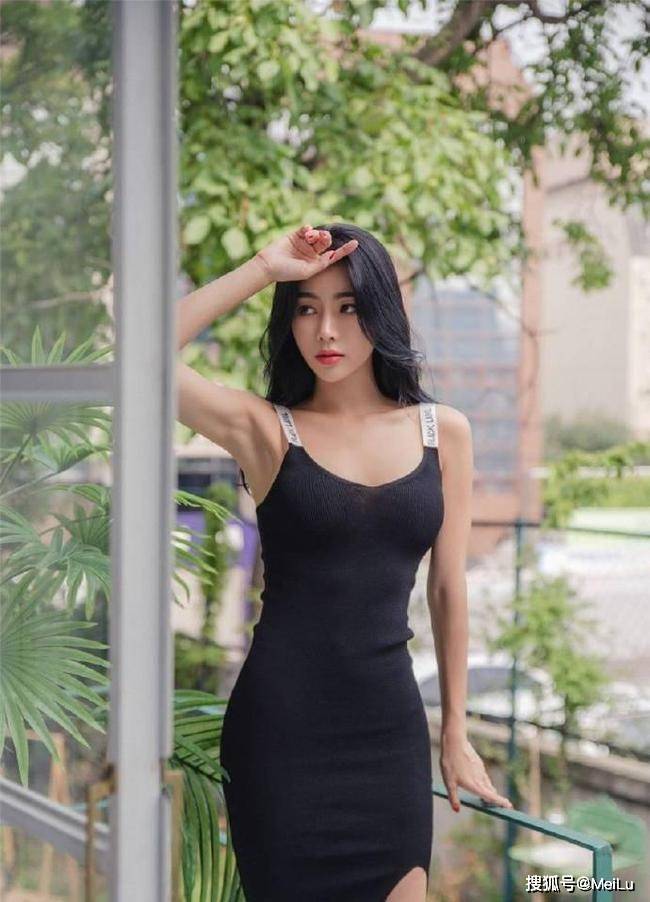 毛衣 紧身连衣裙时尚动人，各种款式演绎轻松，比例好