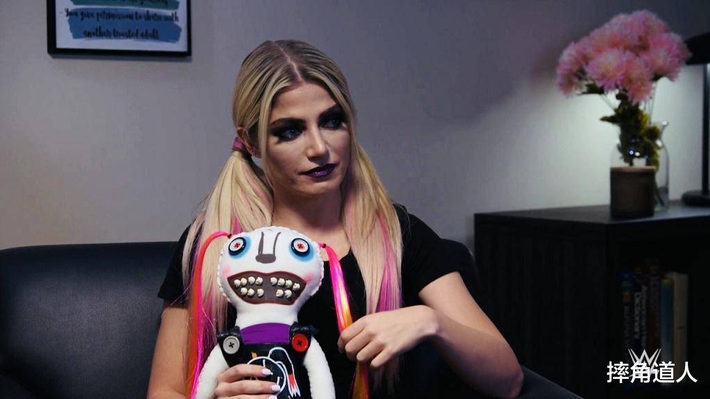 wwe小妖精回归擂台征战铁笼密室大布居然把他当成人型晾衣架